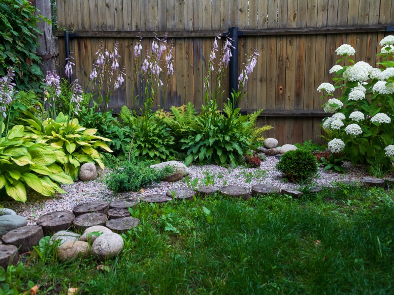 Het ontwerpen van een functionele en sfeervolle kleine tuin